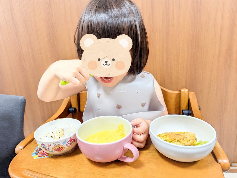 モグモを食べる2歳児