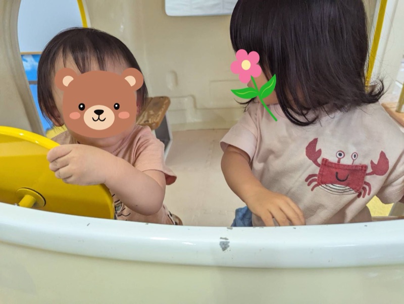 幼児2人が遊んでいる様子