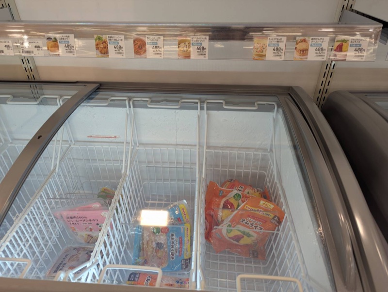 アカチャンホンポの冷凍ケースで販売されるモグモ商品と値札