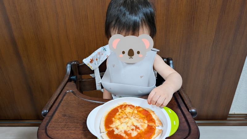 マルゲリータを食べる1歳の息子