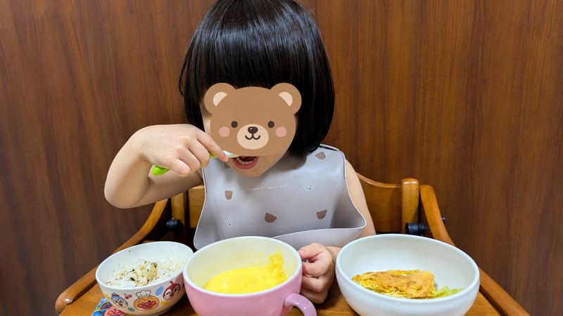 スープを食べる2歳の娘