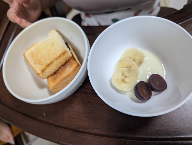 パンやヨーグルト、フルーツの朝食例