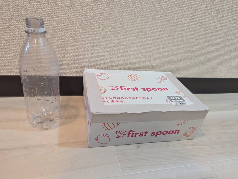 ファーストスプーンの箱とペットボトルを並べた写真