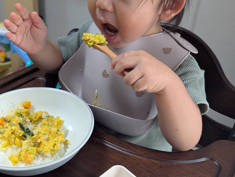鮭のグラタンを食べる息子