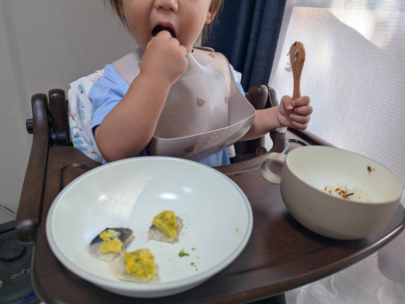 さわらを食べる息子