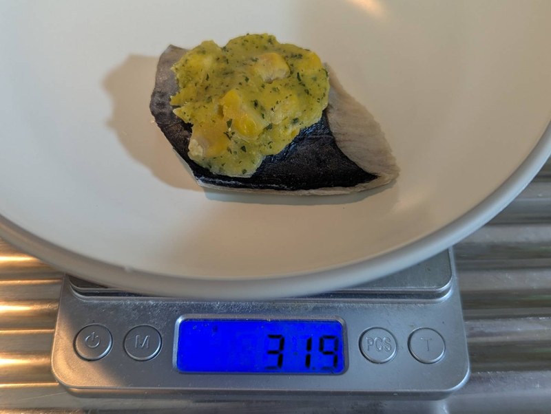 さわらのクリームコーン焼き1切を測った様子