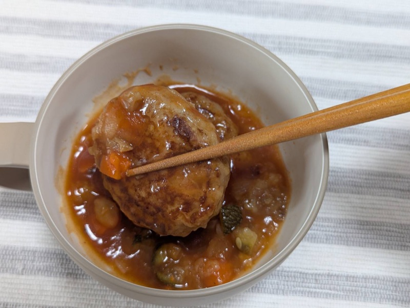 キッズレーションのトマトの煮込みハンバーグを箸で持ち上げたところ