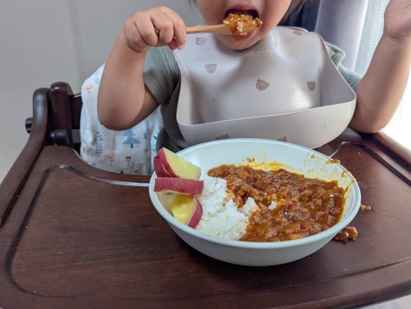 ハッシュドビーフを食べる息子