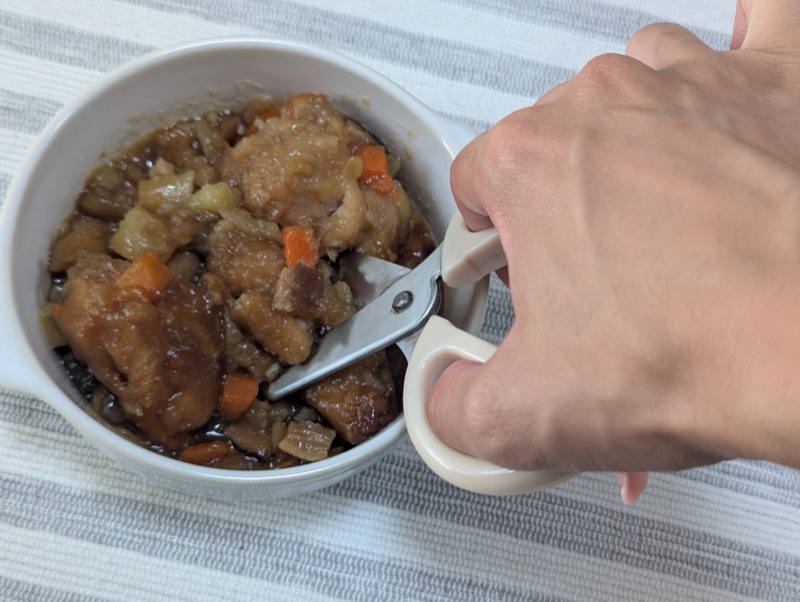 鶏の唐揚げと根菜のうま煮の唐揚げをカットするところ