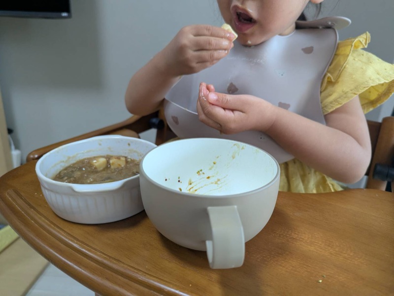 麻婆豆腐を食べる娘