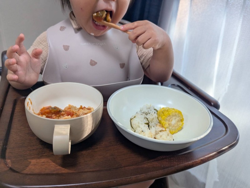 息子がキッズレーションのメニューを頬張る様子