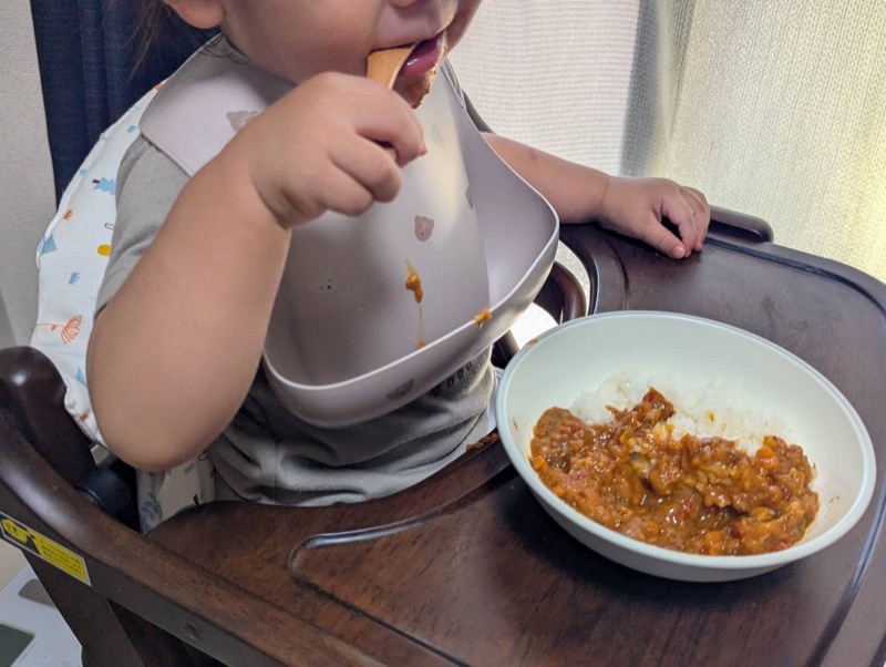 サバカレーを食べる息子