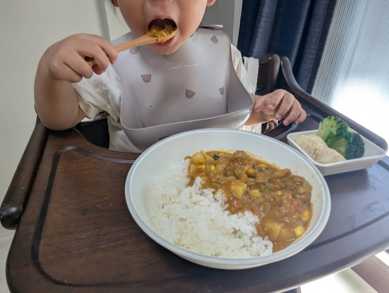 野菜カレーを頬張る息子