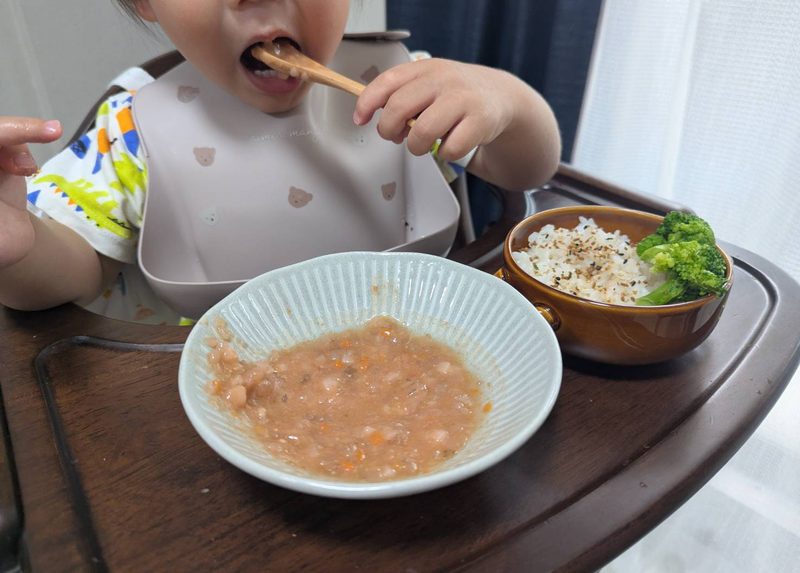 たっぷり野菜のビーツボルシチを食べる息子の写真