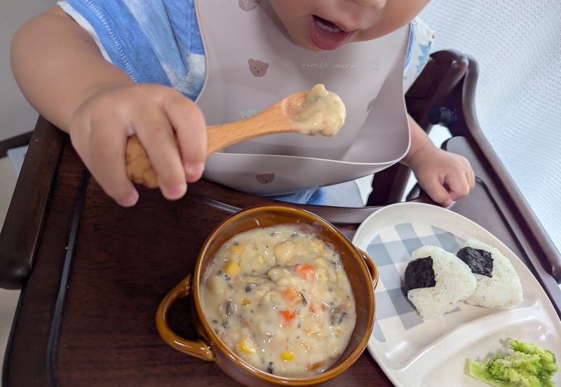 シチューを食べる息子の写真