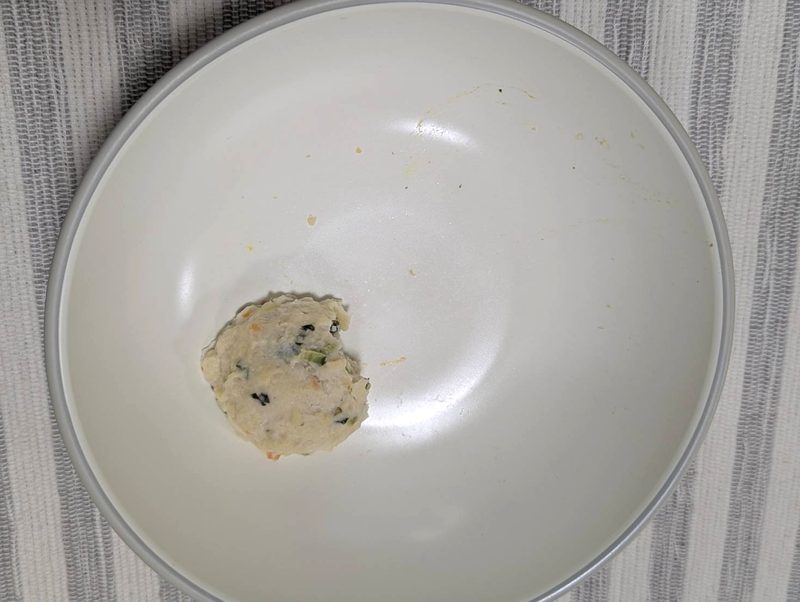 1歳半ごろの息子が食べたあと、お皿に1個残ったとり肉と野菜入り豆腐ハンバーグ