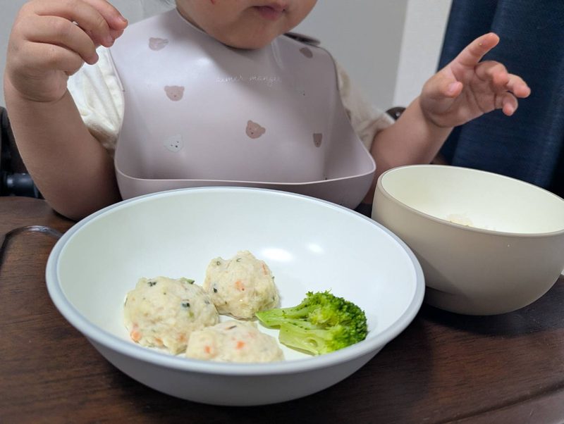 1歳半ごろの息子の前に出した、とり肉と野菜入り豆腐ハンバーグ3個とブロッコリー