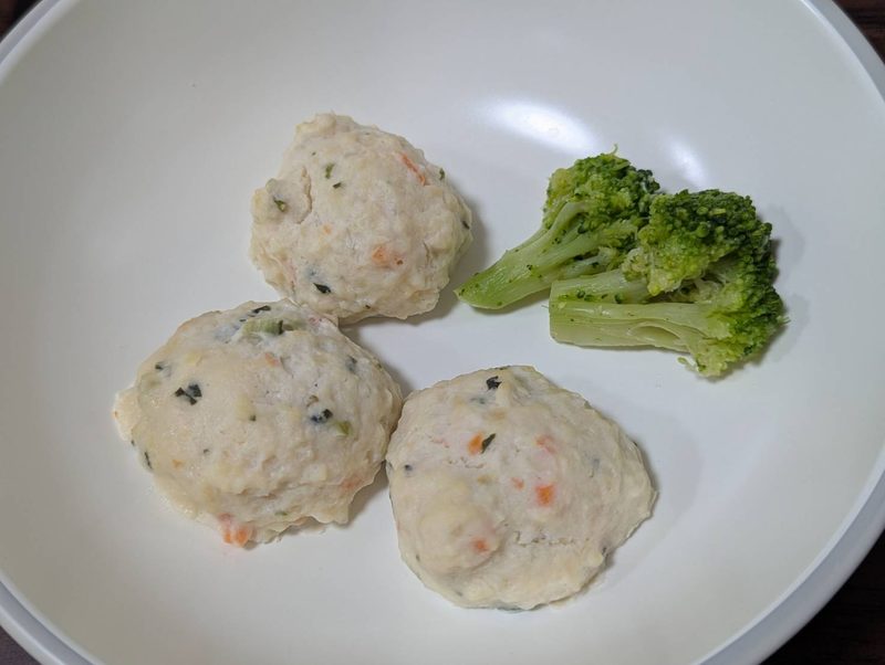 てでもぐのとり肉と野菜入り豆腐ハンバーグ3個とブロッコリーの盛りつけ